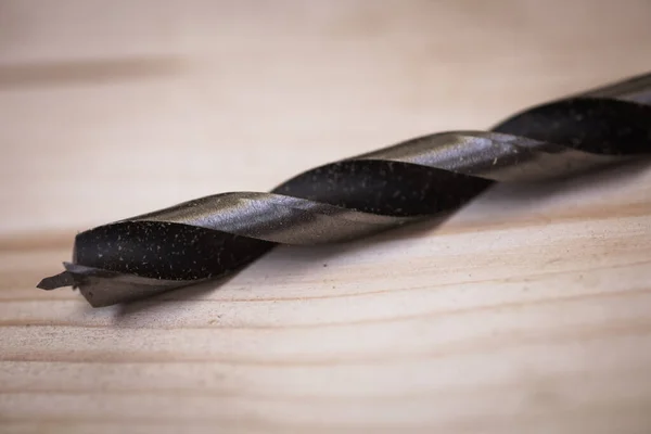 Close Van Een Metalen Boor Een Houten Ondergrond — Stockfoto