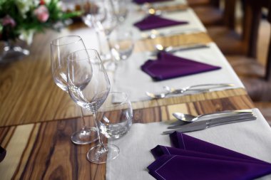 bir restoranda akşam yemeği