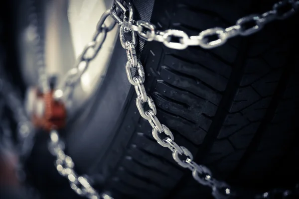 Cadenas de nieve en neumáticos — Foto de Stock