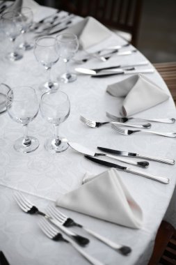 bir restoranda akşam yemeği