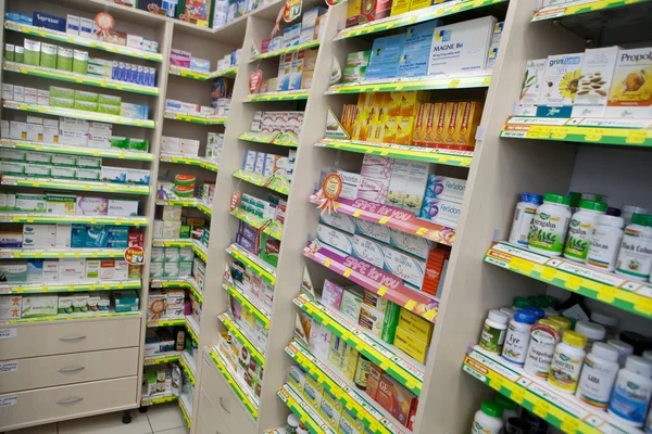 Медицини в аптеці — стокове фото