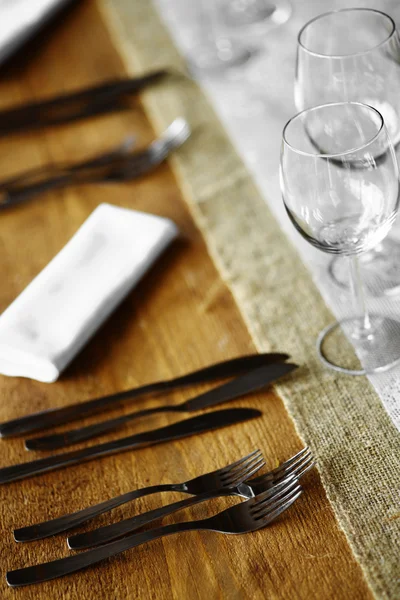 Tenedores y cuchillos sobre una mesa —  Fotos de Stock