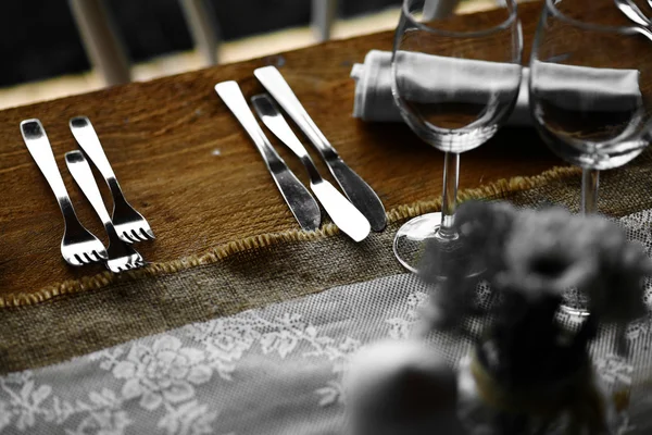 Tenedores y cuchillos sobre una mesa —  Fotos de Stock