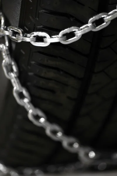 Cadenas de nieve en neumáticos —  Fotos de Stock