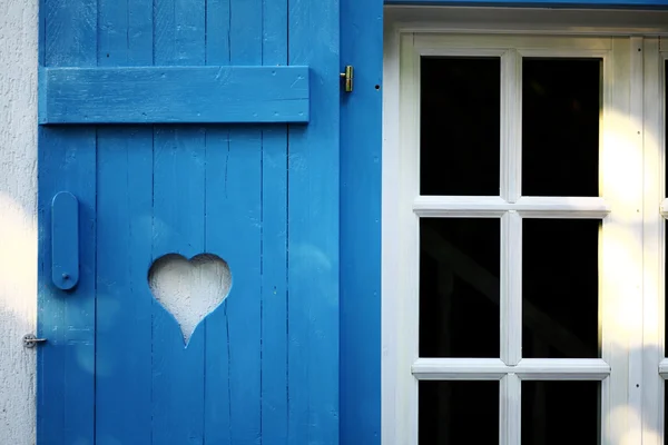 Corazón sobre madera — Foto de Stock