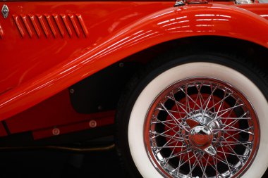 Eski model araba konuştu tekerlek