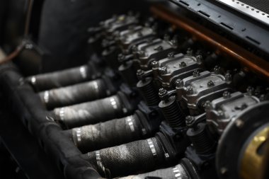 eski model araba motoru