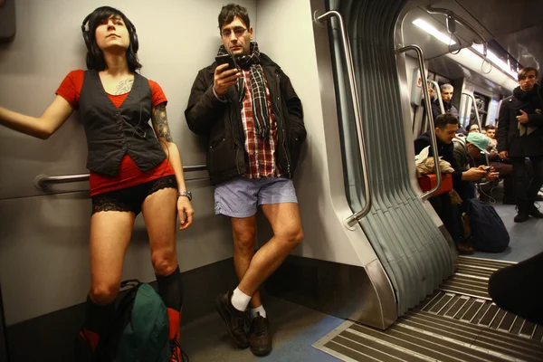 Поездка в метро без штанов в Бухаресте, Румыния — стоковое фото