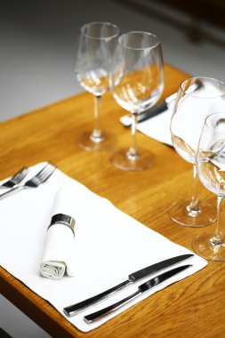 bir restoranda akşam yemeği