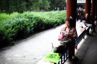 Kitap okuyan bir kadın.