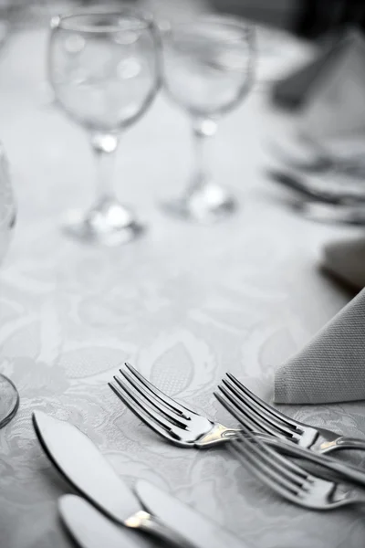 Tenedores y cuchillos sobre una mesa — Foto de Stock