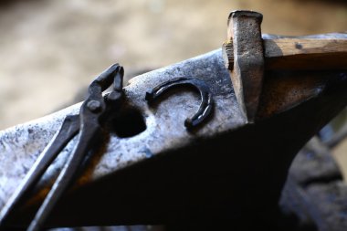 Örs, çekiç ve at Ayakkabı