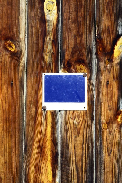 Tablones de madera con signo azul — Foto de Stock