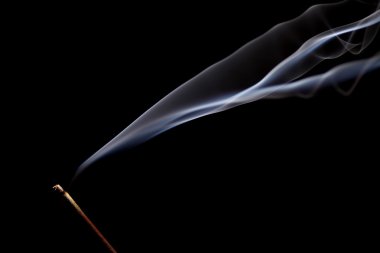 Tütsü siyah arka plan üzerine yazma