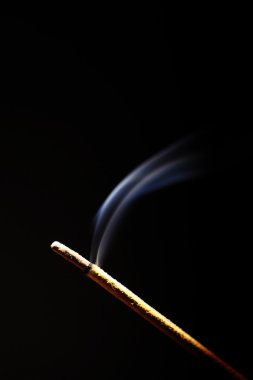 Tütsü siyah arka plan üzerine yazma