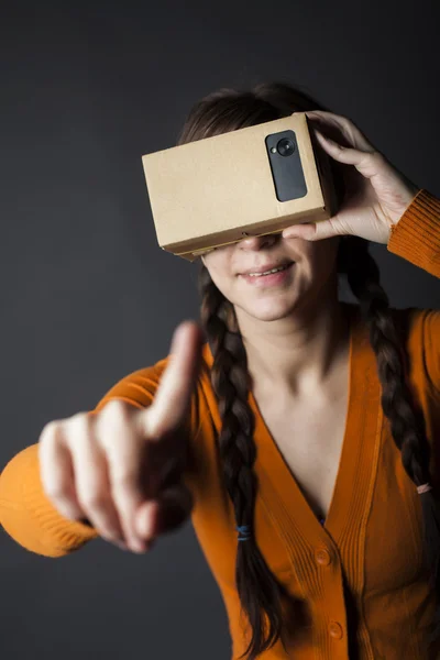 Virtuelle Realität aus Pappe lizenzfreie Stockfotos