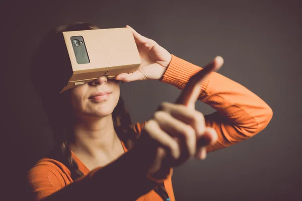 Papelão realidade virtual Fotos De Bancos De Imagens Sem Royalties