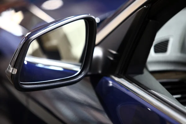 Seitenspiegel am Auto — Stockfoto