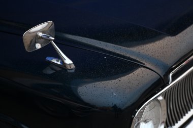 Eski model araba yan ayna