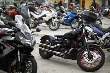 Park halindeki motosiklet