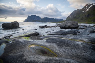 Lofoten, Norveç'te taşlı beach