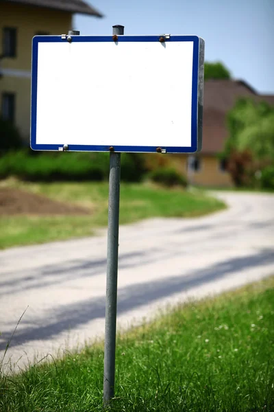 Leeres weißes Schild — Stockfoto