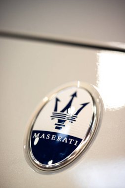 Bükreş, Romanya - 6 Ekim 2024 - Romanya 'nın Bükreş kentinde düzenlenen bir otomobil fuarı sırasında Maserati otomobil üreticisi logosunun resimli yakın plan çekimi.