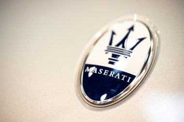 Bükreş, Romanya - 6 Ekim 2024 - Romanya 'nın Bükreş kentinde düzenlenen bir otomobil fuarı sırasında Maserati otomobil üreticisi logosunun resimli yakın plan çekimi.