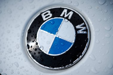 Bükreş, Romanya - 6 Ekim 2024 - Romanya 'nın Bükreş kentinde düzenlenen bir otomobil fuarı sırasında BMW otomobil üreticisi logosu üzerindeki resimli yakın çekim.