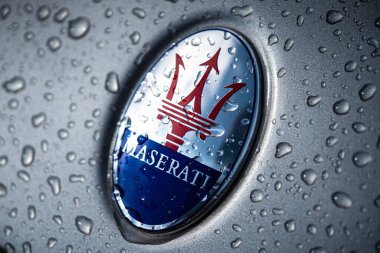 Bükreş, Romanya - 6 Ekim 2024 - Romanya 'nın Bükreş kentinde düzenlenen bir otomobil fuarı sırasında Maserati otomobil üreticisi logosu üzerine yakın çekim.