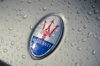 Bükreş, Romanya - 6 Ekim 2024 - Romanya 'nın Bükreş kentinde düzenlenen bir otomobil fuarı sırasında Maserati otomobil üreticisi logosu üzerine yakın çekim.