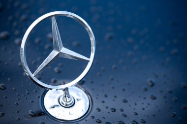 Bükreş, Romanya - 6 Ekim 2024 - Romanya 'nın Bükreş kentinde düzenlenen bir otomobil fuarı sırasında Mercedes otomobil üreticisi logosunun resimli yakın çekimi.