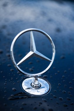 Bükreş, Romanya - 6 Ekim 2024 - Romanya 'nın Bükreş kentinde düzenlenen bir otomobil fuarı sırasında Mercedes otomobil üreticisi logosunun resimli yakın çekimi.