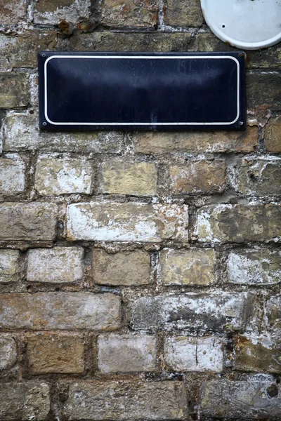 Ulica znak na mur z cegły — Zdjęcie stockowe