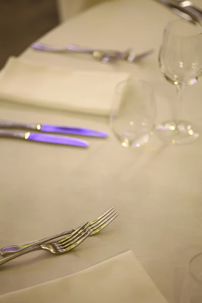Pöytä ravintolassa — kuvapankkivalokuva