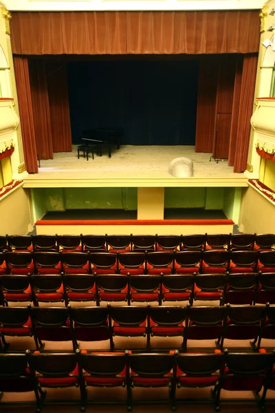 Rijen van stoelen in een theater — Stockfoto