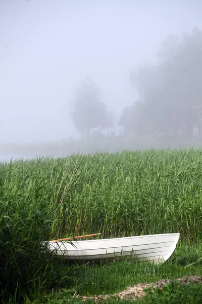 Barco en un día de niebla — Foto de Stock