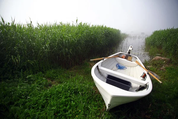 Boat on a foggy day — Stock Photo, Image