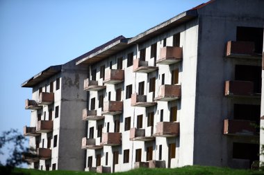 Terk edilmiş blok daireler