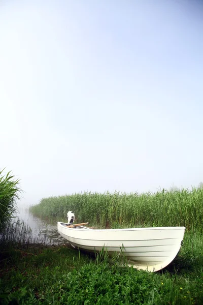 Boot an einem nebligen Tag — Stockfoto