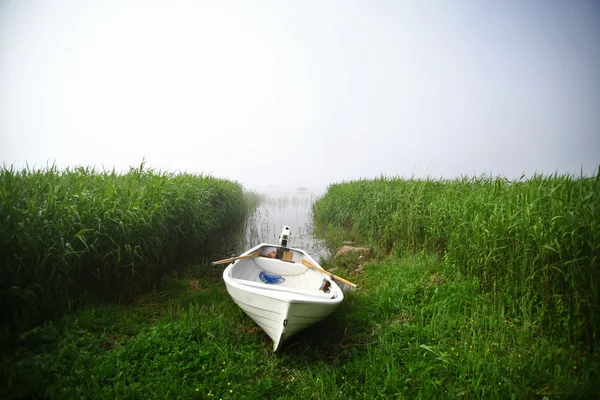 Loď na mlhavé den — Stock fotografie