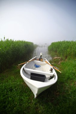 Sisli bir günde tekne