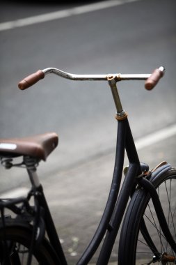 Sokakta park edilmiş Bisiklet