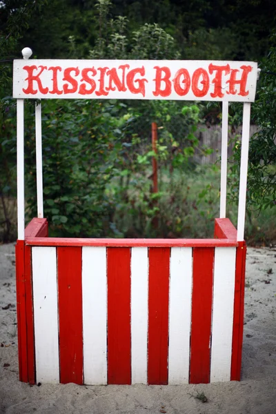 Tom kissing booth — Stockfoto