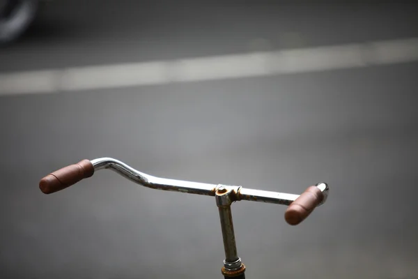 Guiador de bicicleta estacionado — Fotografia de Stock