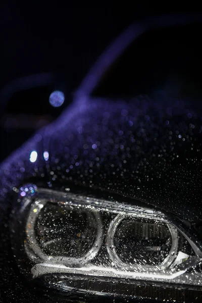 Phares de voiture avec gouttes de pluie — Photo