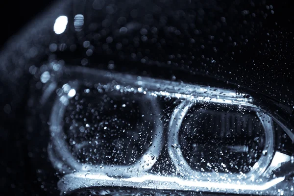 Faro de coche con gotas de lluvia —  Fotos de Stock