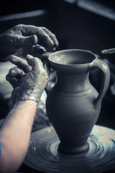 Hand van de potter — Stockfoto