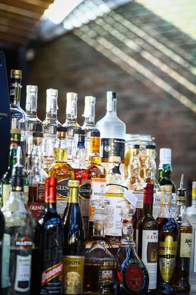 Muchas botellas de alcohol — Foto de Stock