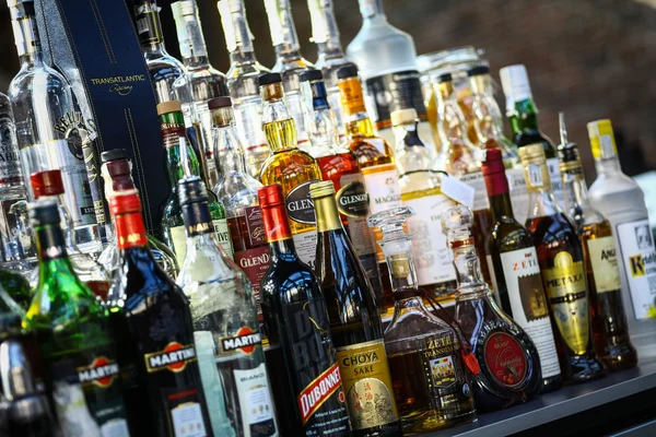 Garrafas de álcool em um pub — Fotografia de Stock